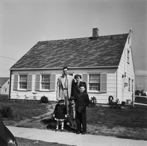 bernard-levey-family-in-front-of-original-cape-cod1.jpg (600×595)